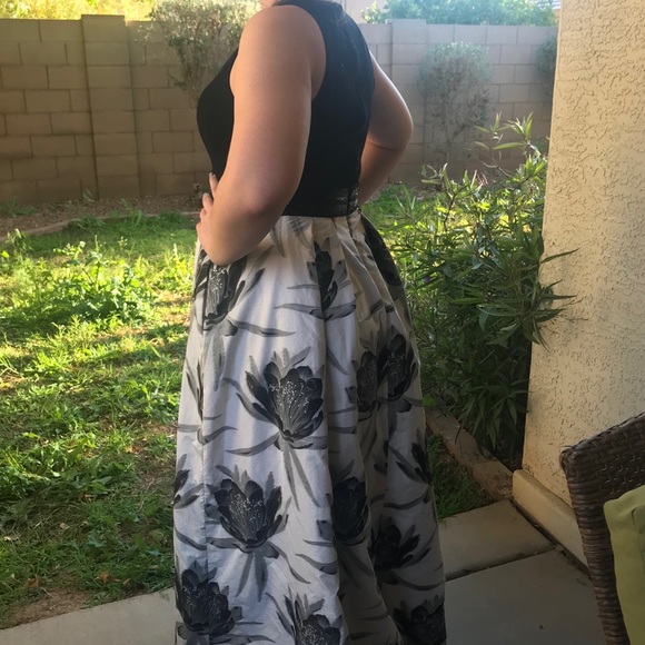 Carmen Marc valvo gown - Picture 2 of 4